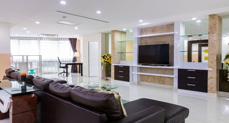 For rent 3 bedrooms condo in Khlong Toei, Bangkok