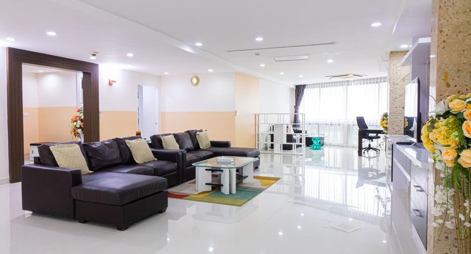 For rent 3 bedrooms condo in Khlong Toei, Bangkok