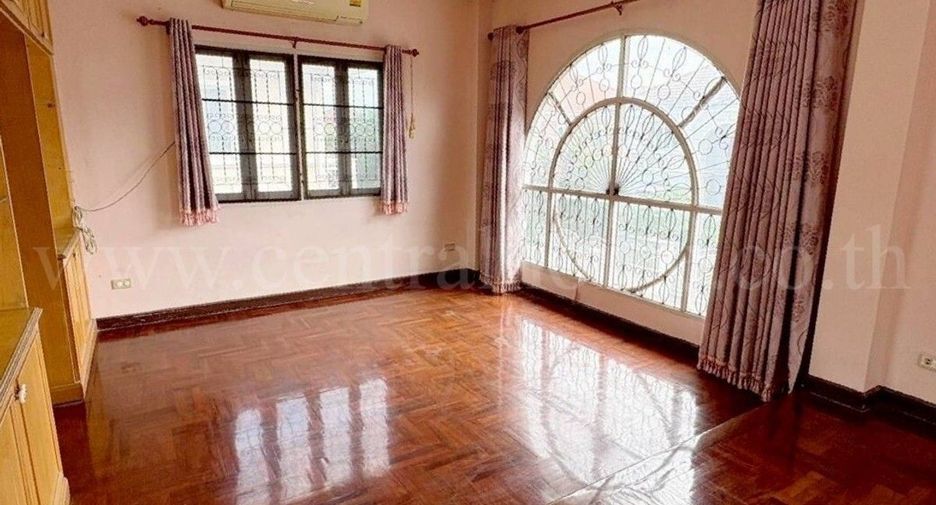 For sale 3 bedrooms house in Khlong Sam Wa, Bangkok