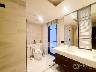 Casa adosada en alquiler y en venta de 4 habitaciones en Watthana, Bangkok