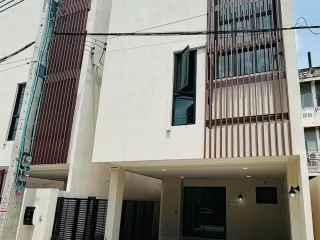 For rent 3 bedrooms office in Phra Khanong, Bangkok