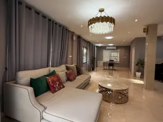 Casa en alquiler de 3 habitaciones en Bang Kapi, Bangkok