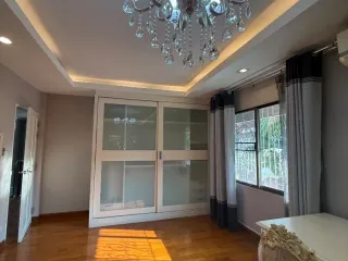 Casa en alquiler de 3 habitaciones en Bang Kapi, Bangkok