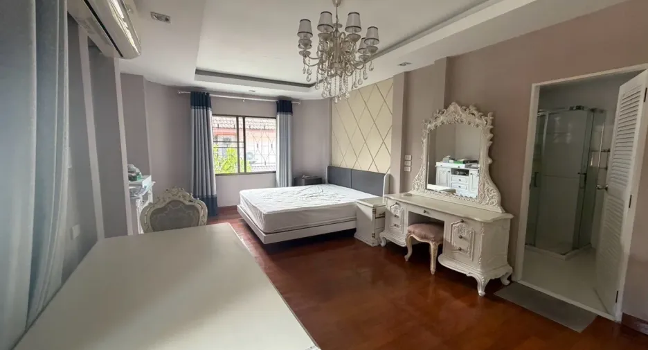 Casa en alquiler de 3 habitaciones en Bang Kapi, Bangkok