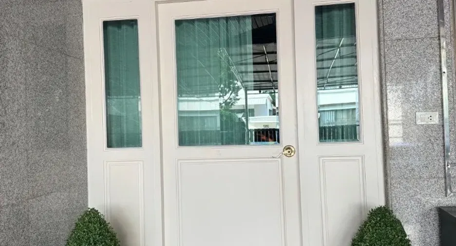 Casa en alquiler de 3 habitaciones en Bang Kapi, Bangkok