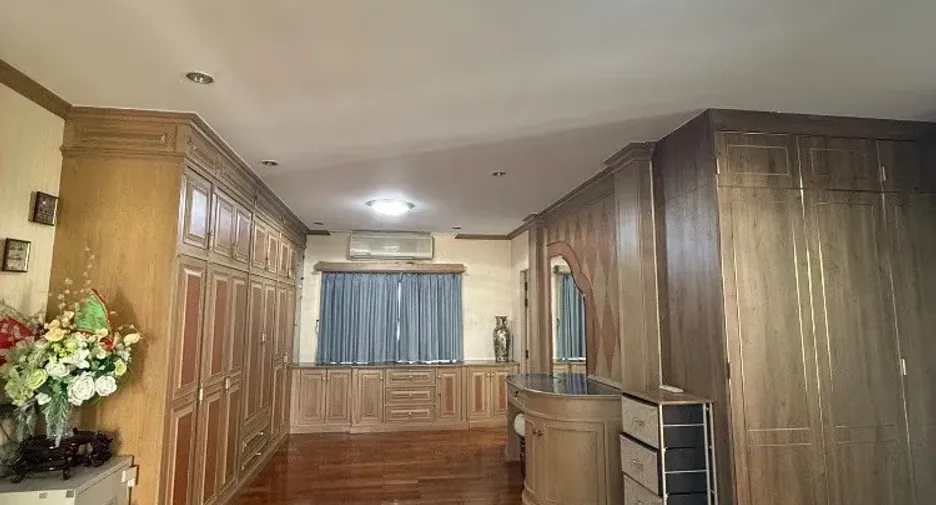 Casa en alquiler de 3 habitaciones en Bang Kapi, Bangkok