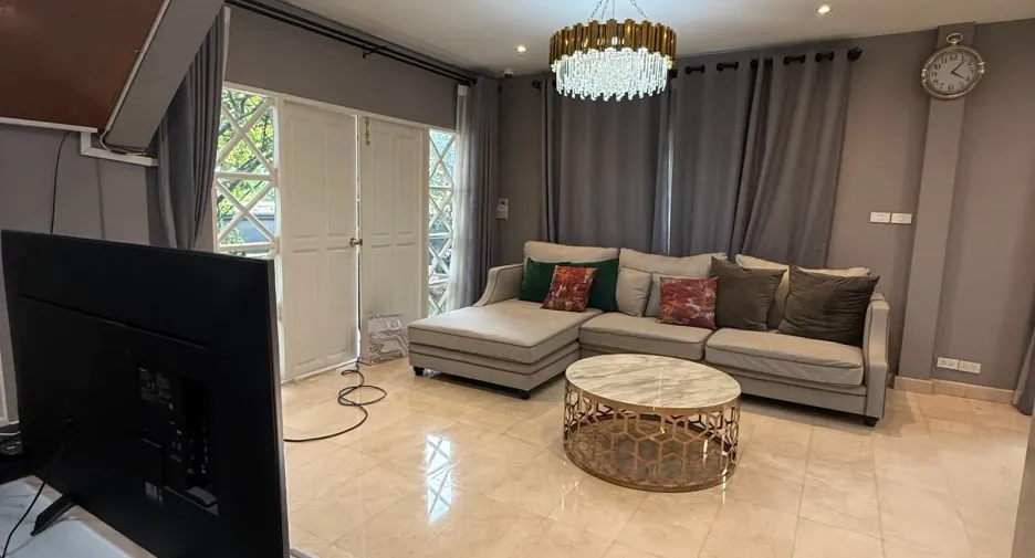 Casa en alquiler de 3 habitaciones en Bang Kapi, Bangkok