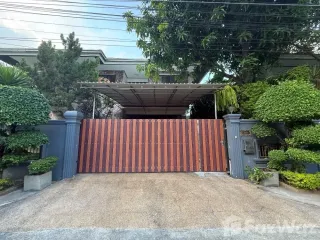 Casa en alquiler de 3 habitaciones en Bang Kapi, Bangkok