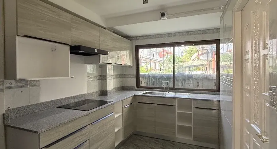 Casa en alquiler de 3 habitaciones en Bang Kapi, Bangkok