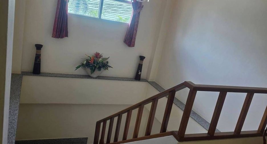 Casa en alquiler de 3 habitaciones en Bang Lamung, Chonburi