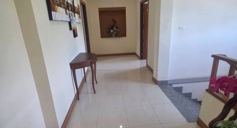 Casa en alquiler de 3 habitaciones en Bang Lamung, Chonburi