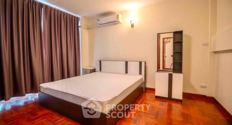 Reihenhaus zur Miete mit 5 Zimmer in Watthana, Bangkok