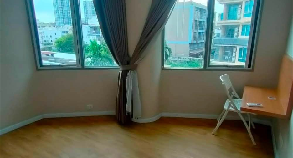 Condo en venta de 3 habitaciones en Yan Nawa, Bangkok