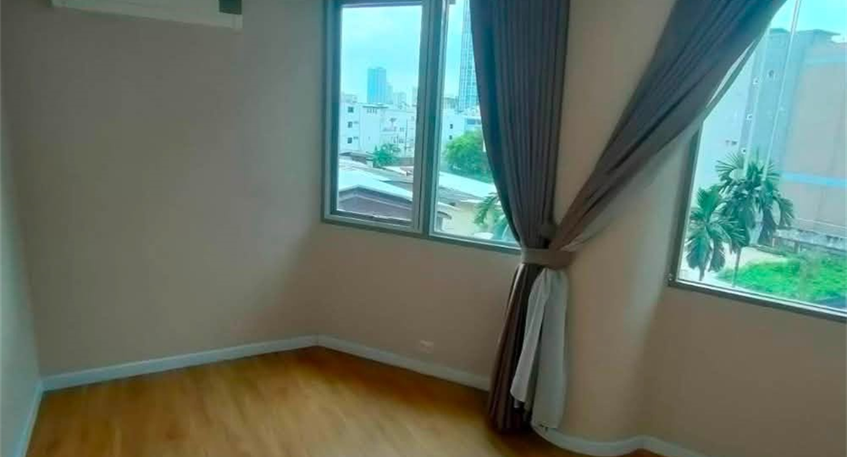 Condo en venta de 3 habitaciones en Yan Nawa, Bangkok