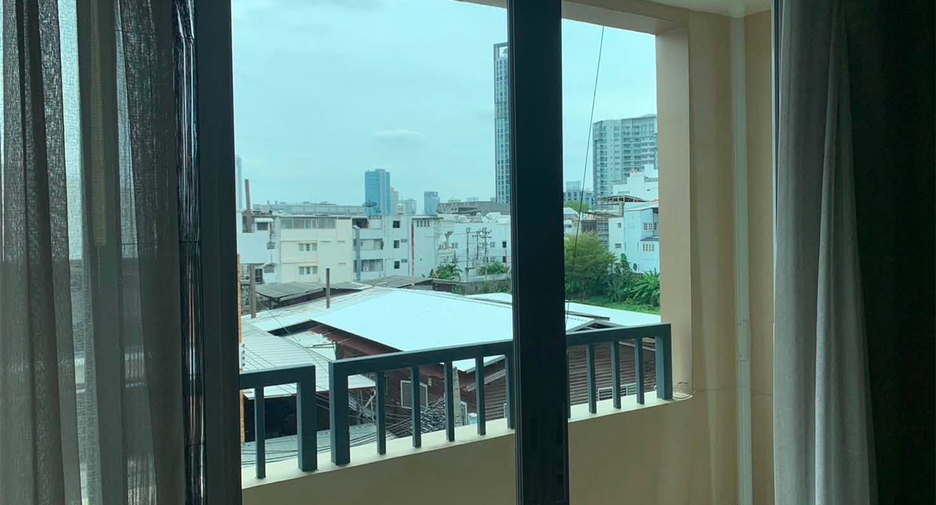 Condo en venta de 3 habitaciones en Yan Nawa, Bangkok