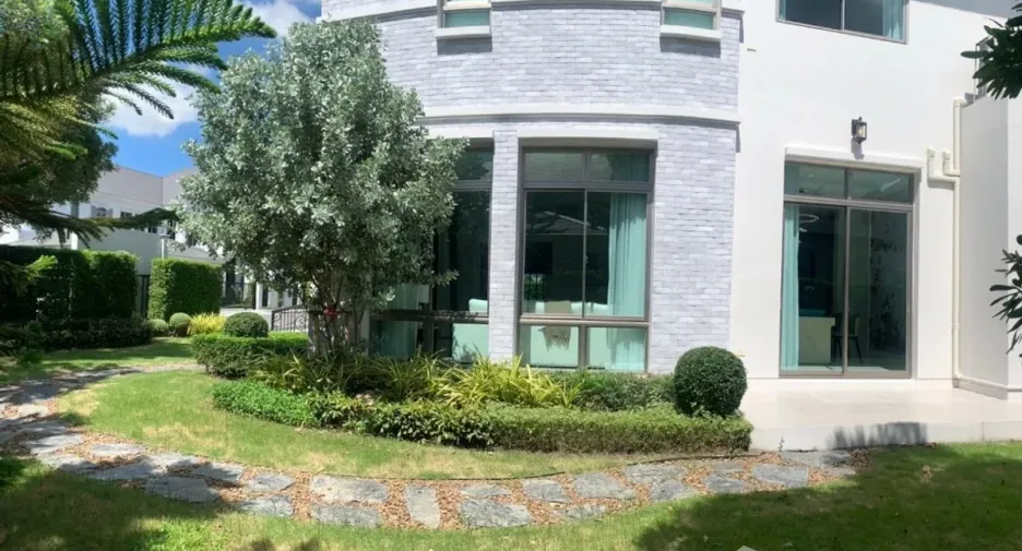 Casa en venta y en alquiler de 4 habitaciones en Lat Krabang, Bangkok