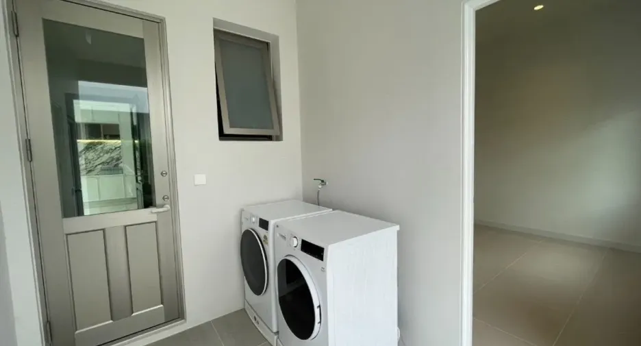 Casa en venta y en alquiler de 4 habitaciones en Lat Krabang, Bangkok