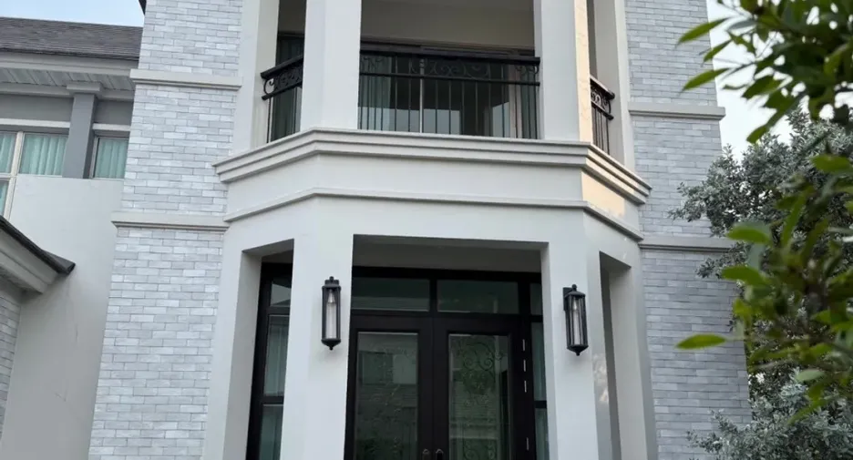 Casa en venta y en alquiler de 4 habitaciones en Lat Krabang, Bangkok