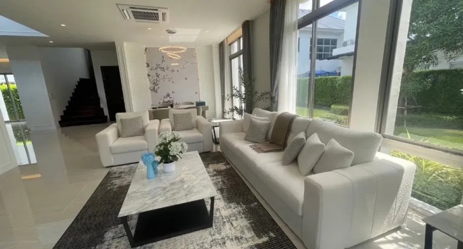 Casa en venta y en alquiler de 4 habitaciones en Lat Krabang, Bangkok