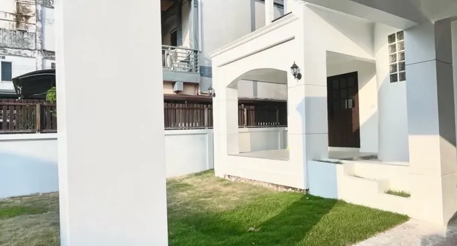 Casa en venta y en alquiler de 4 habitaciones en Nong Chok, Bangkok