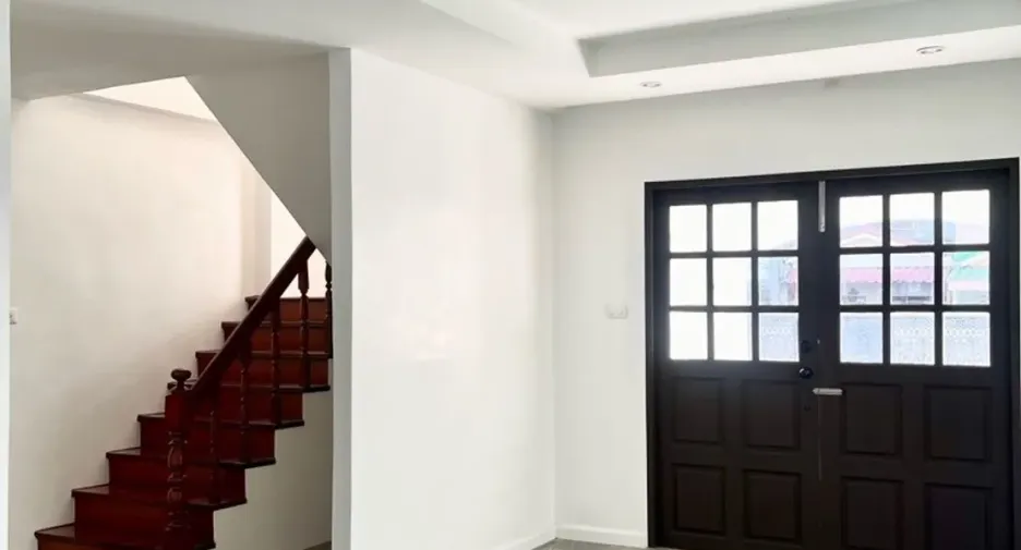 Casa en venta y en alquiler de 4 habitaciones en Nong Chok, Bangkok