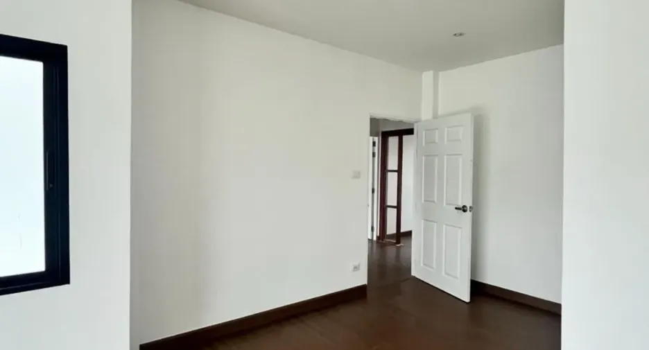 Casa en venta y en alquiler de 4 habitaciones en Nong Chok, Bangkok