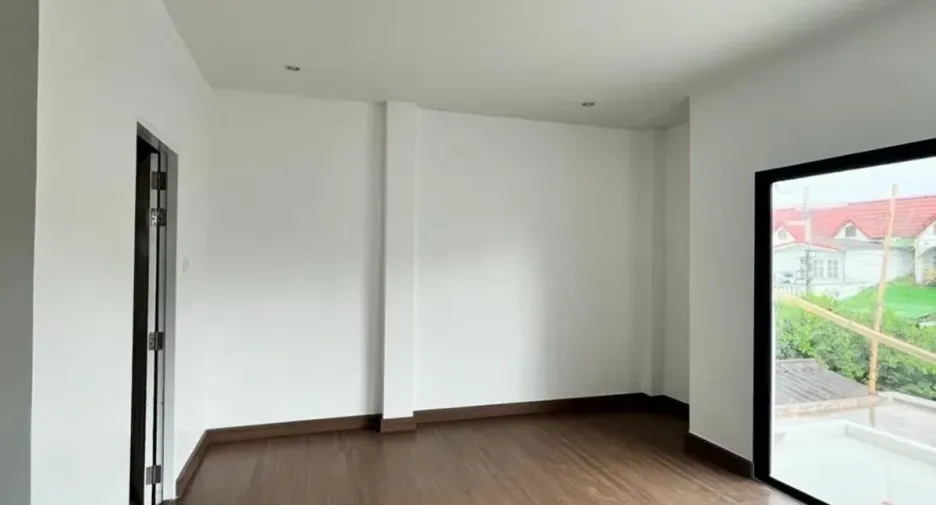 Casa en venta y en alquiler de 4 habitaciones en Nong Chok, Bangkok