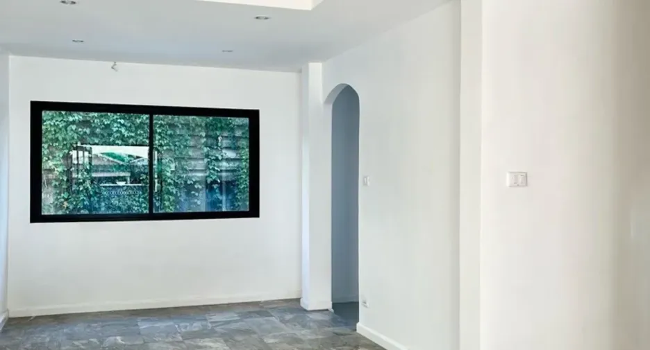 Casa en venta y en alquiler de 4 habitaciones en Nong Chok, Bangkok