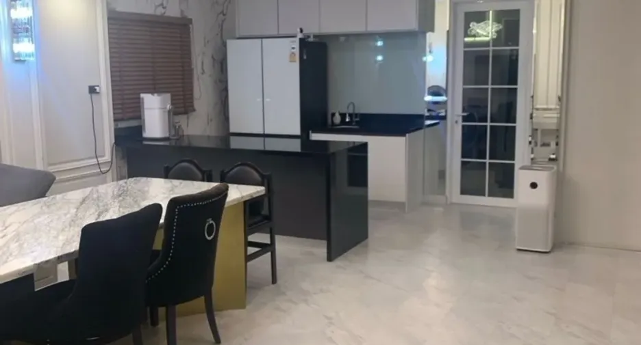 For sale and for rent 5 bedrooms house in Bang Kapi, Bangkok