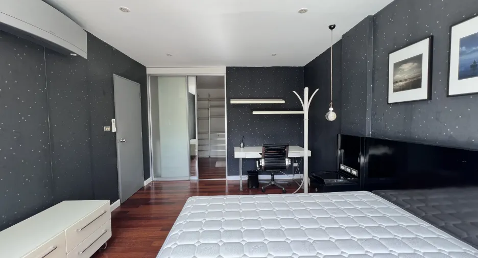 For rent 2 bedrooms condo in Watthana, Bangkok