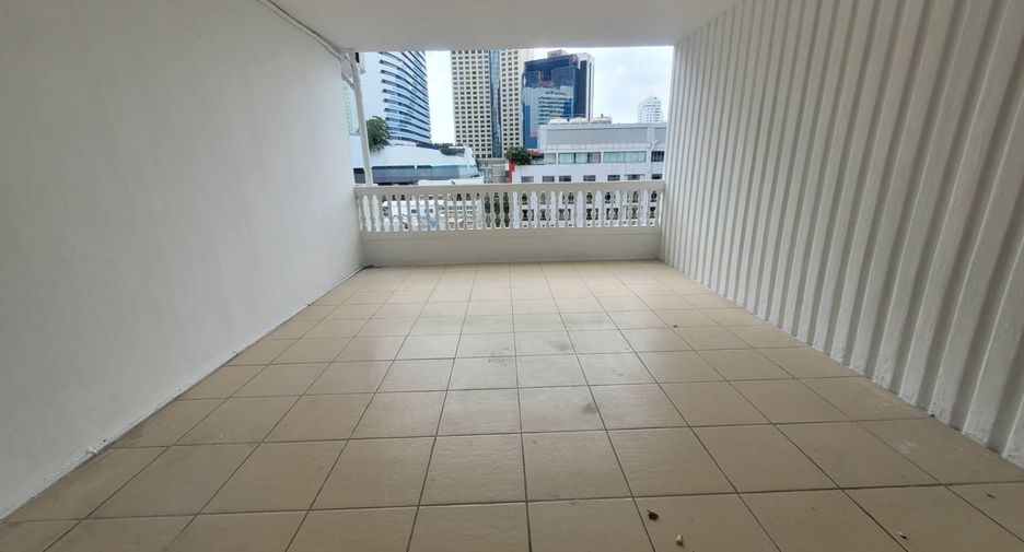 Condo en alquiler de 4 habitaciones en Khlong Toei, Bangkok