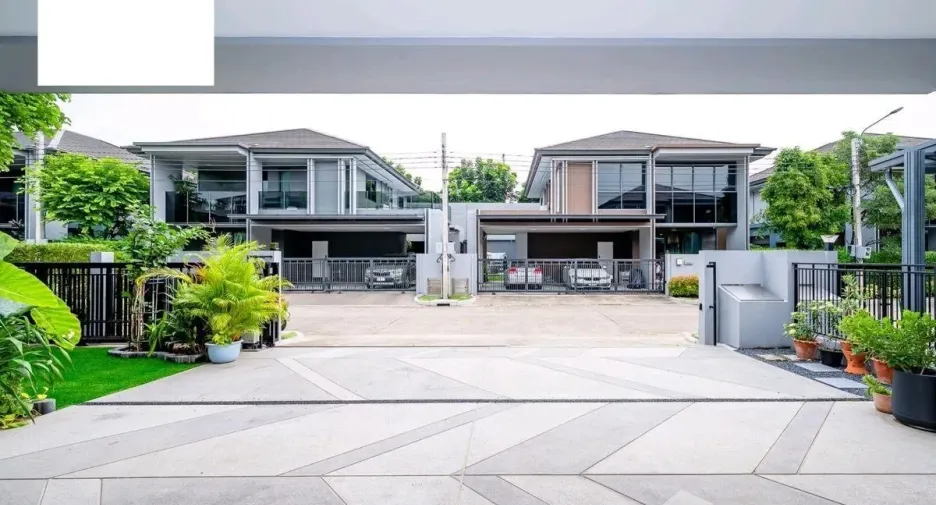 For sale and for rent 4 bedrooms house in Bang Kapi, Bangkok