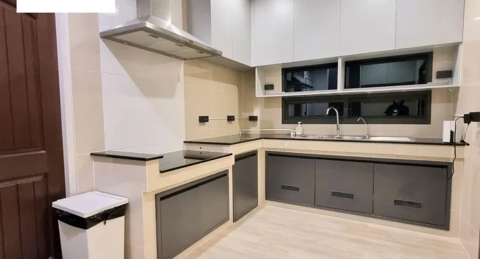 For sale and for rent 4 bedrooms house in Bang Kapi, Bangkok