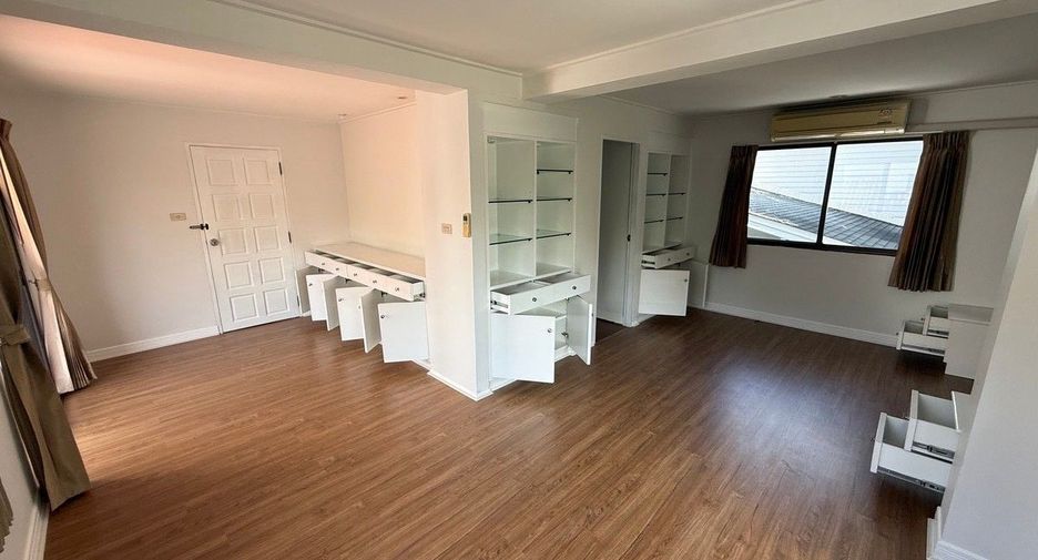 Casa en alquiler de 3 habitaciones en Khan Na Yao, Bangkok