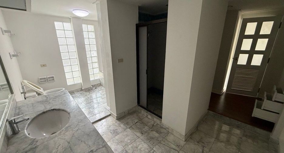 Casa en alquiler de 3 habitaciones en Khan Na Yao, Bangkok