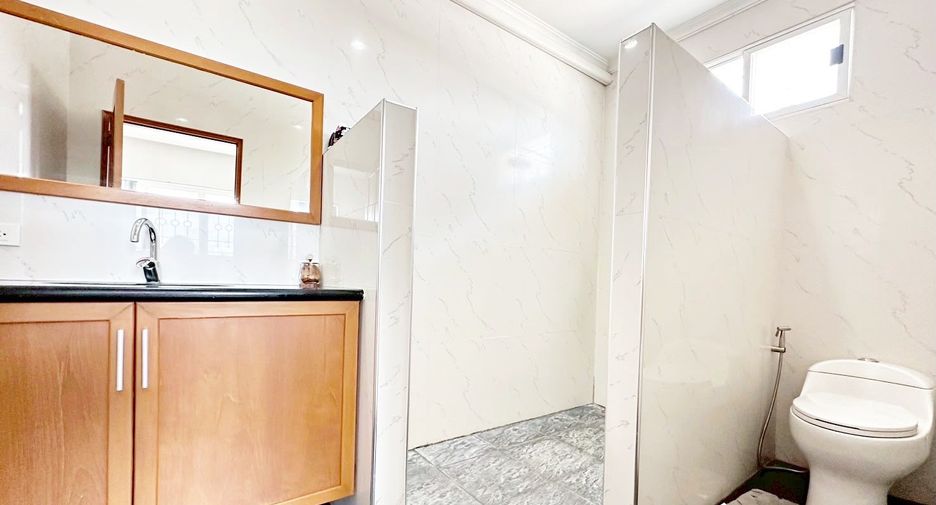 Villa en venta de 6 habitaciones en Bang Lamung, Chonburi