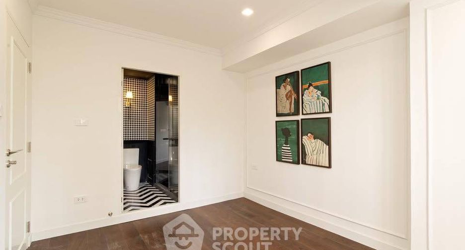 For sale 4 bedrooms condo in Watthana, Bangkok
