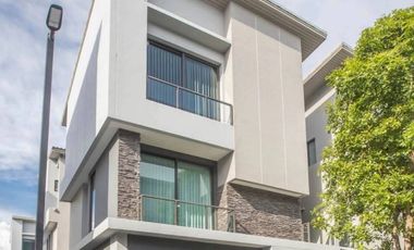 À louer 4 chambres maison à Lat Phrao, Bangkok