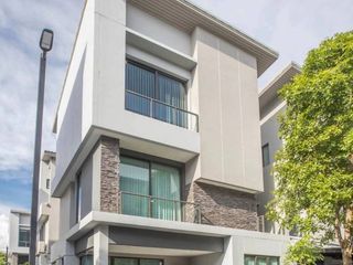 Casa en alquiler de 4 habitaciones en Lat Phrao, Bangkok