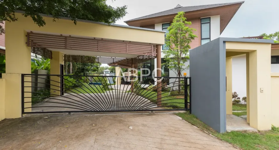 For rent and for sale 4 bedrooms house in Bang Lamung, Chonburi