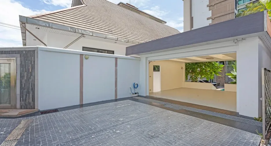 For rent and for sale 4 bedrooms house in Bang Lamung, Chonburi