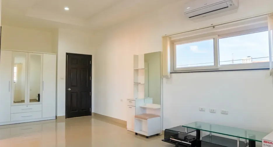 For rent and for sale 4 bedrooms house in Bang Lamung, Chonburi