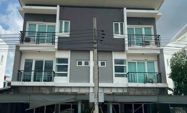 出租 6 卧室 联排别墅 在 Lak Si, 曼谷