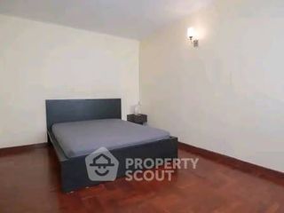 For rent 5 bedrooms townhouse in Watthana, Bangkok
