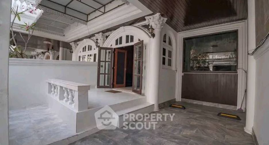 For rent 5 bedrooms townhouse in Watthana, Bangkok