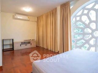 For rent 5 bedrooms townhouse in Watthana, Bangkok