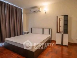 For rent 5 bedrooms townhouse in Watthana, Bangkok