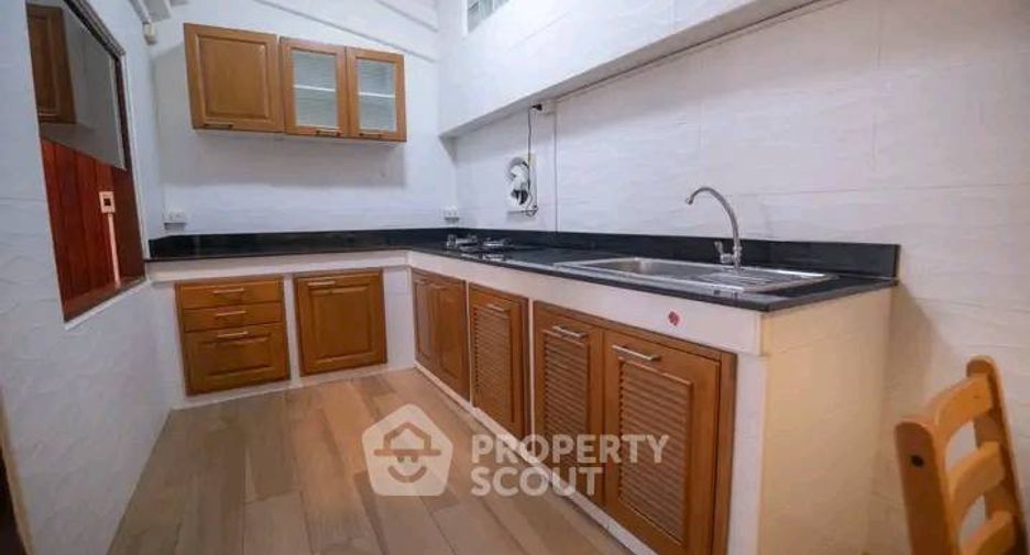 For rent 5 bedrooms townhouse in Watthana, Bangkok