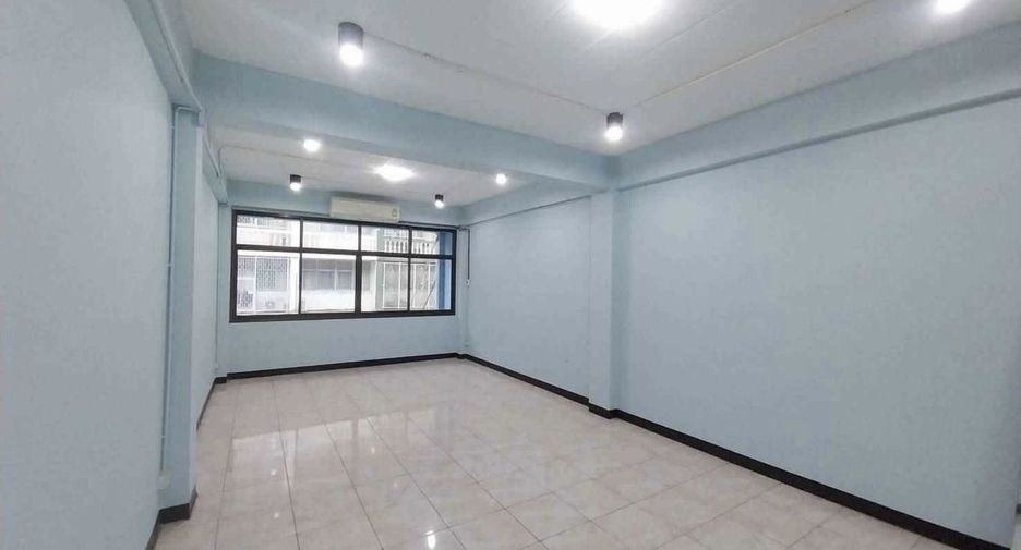 For rent 2 ベッドルーム office in Khlong Toei, Bangkok