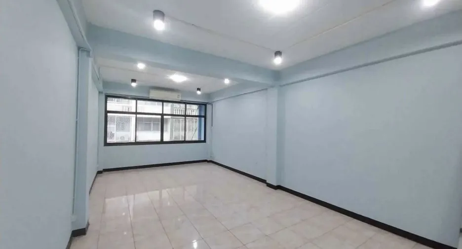 For rent 2 ベッドルーム office in Khlong Toei, Bangkok